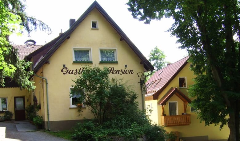 Haupt- und Nebengebäude der Entenmühle von der Nordseite