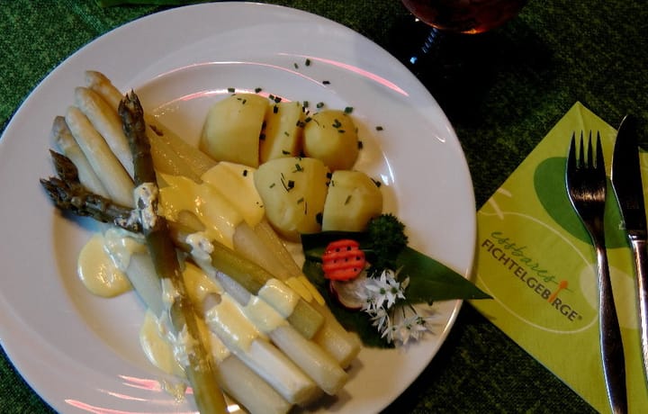 Frischer fränkischer Spargel mit Sauce Hollandaise und Salzkartoffeln