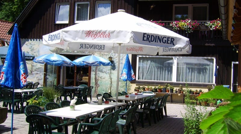 Südseite mit Terrasse und Biergarten